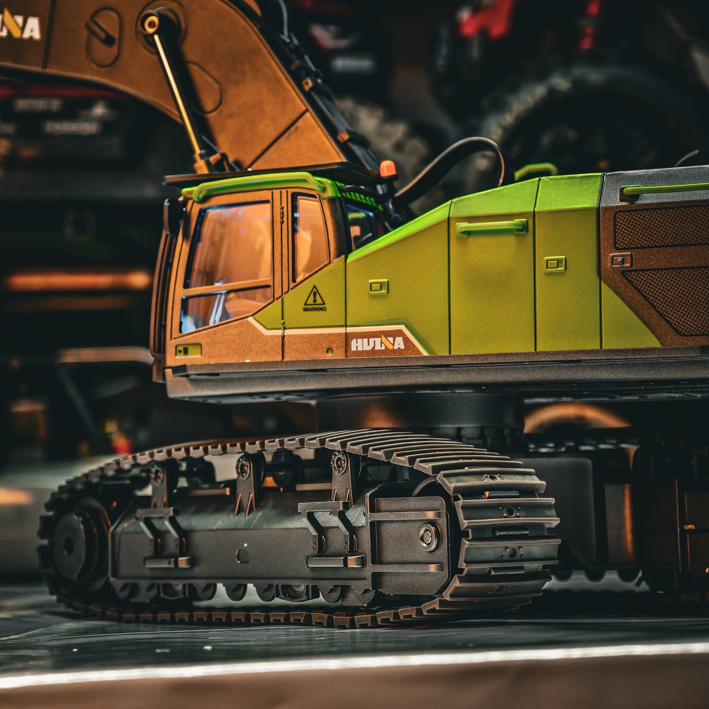 Huina 1593 1:14 Scale RC Excavator – Full Metal Hydraulic-Style Construction Vehicle